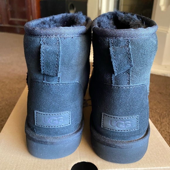 Ugg Pure brand new shoes never worn or even laced up. Mint condition. NWB UGG K BRADLEY Youth Big Kids Black Hiking Boot - Size US  main image 2